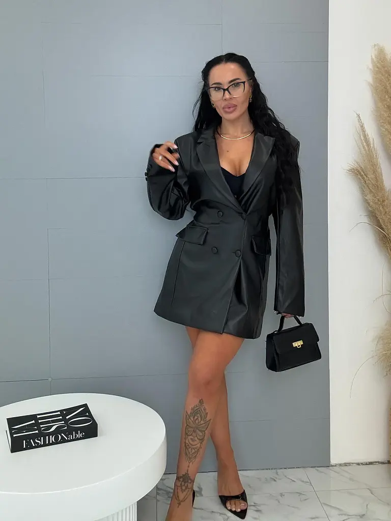 Műbőr zakóruha melltöméssel és övvel BELIRIA