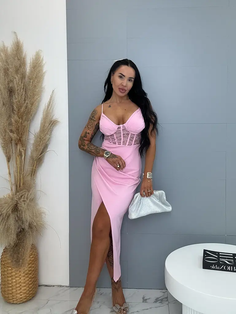 Hosszú ruha csipkedíszítéssel és melltöméssel ERINNE