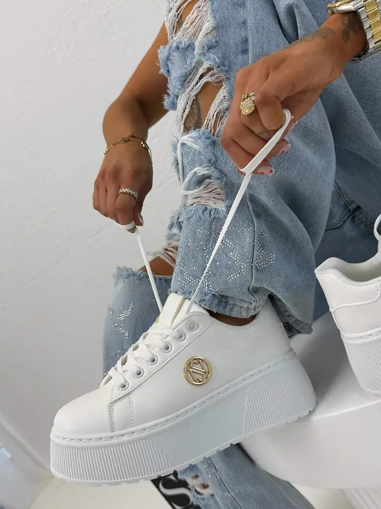 Platformos sportcipő arany színű díszekkel JANELA