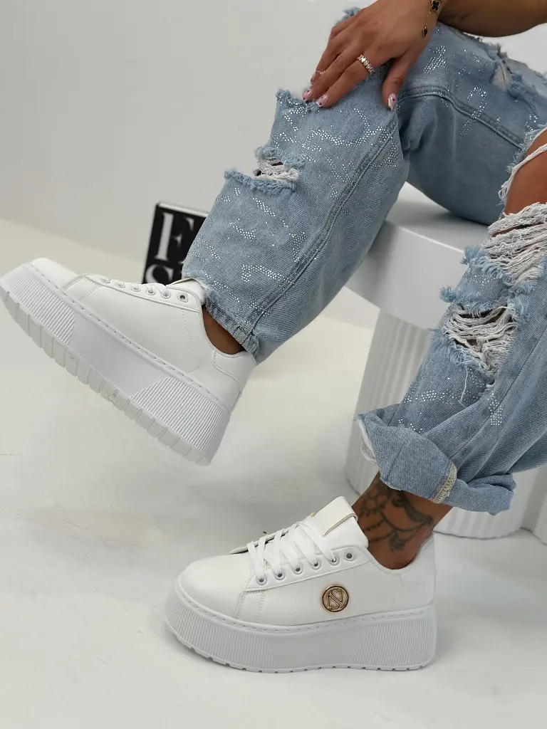 Platformos sportcipő arany színű díszekkel JANELA - next