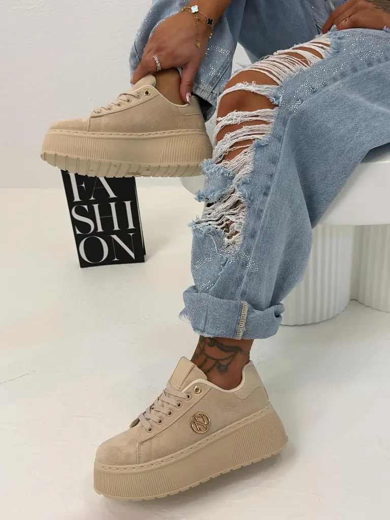 Platformos velúr sportcipő arany színű díszekkel JANELA