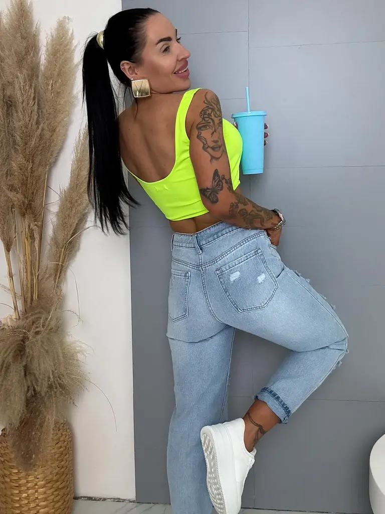 Szaggatott magas derekú mom fit farmer nyomtatott mintával - next