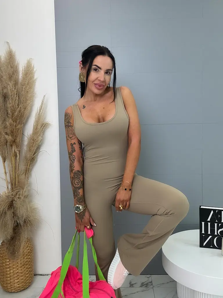 Alakformáló overál melltöméssel és húzott fenékrésszel ZENADA - next