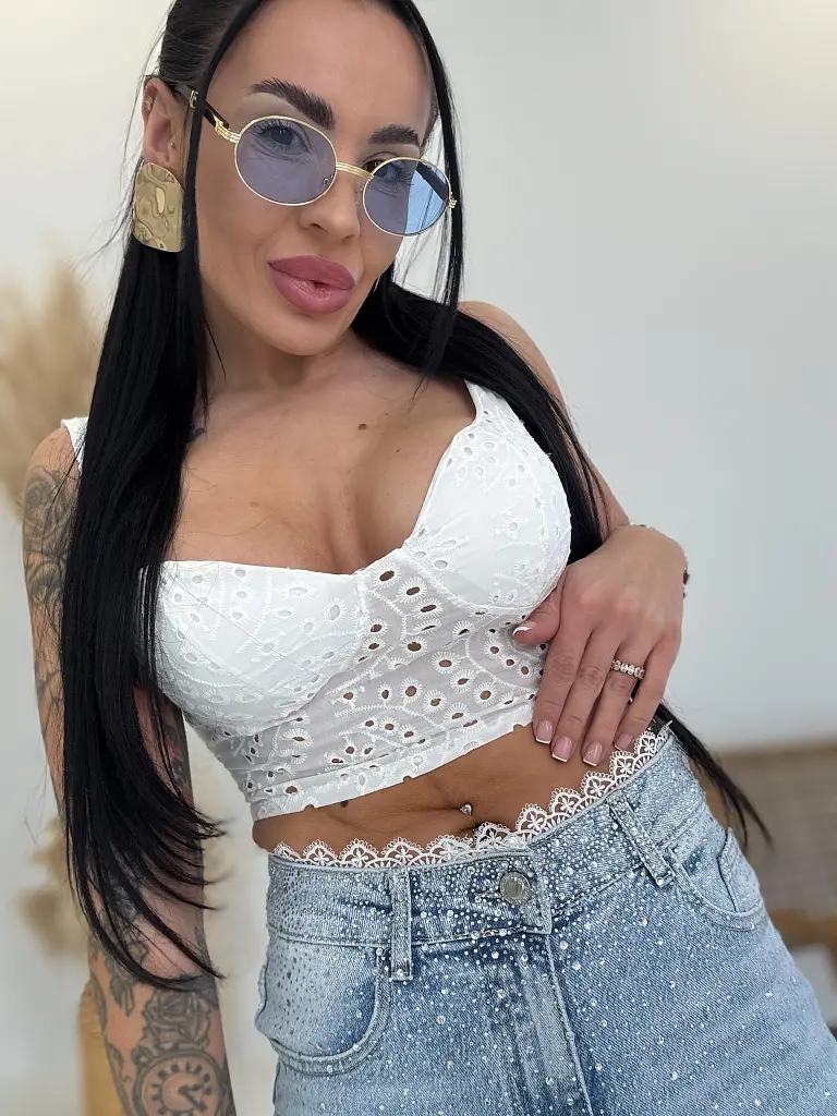 Fehér madeira crop-top melltöméssel JUDITH