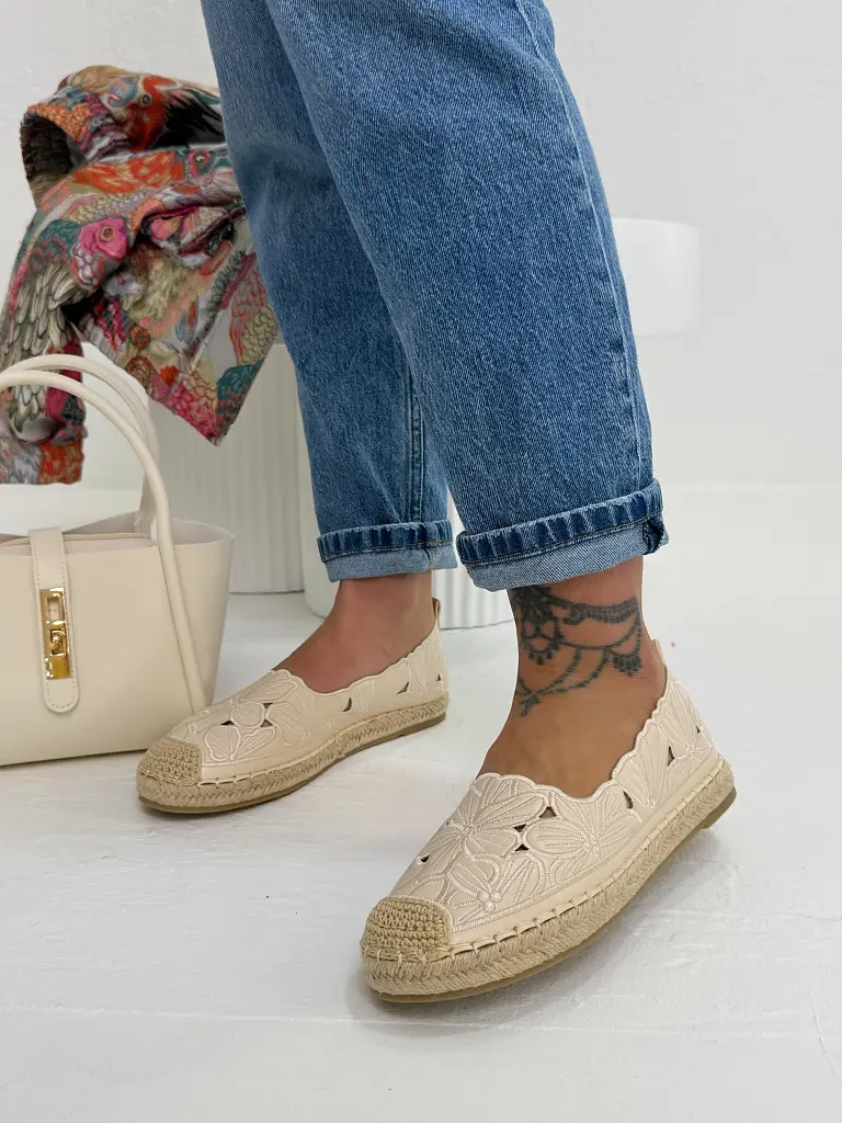 Hímzett női mokaszín FLORA - next