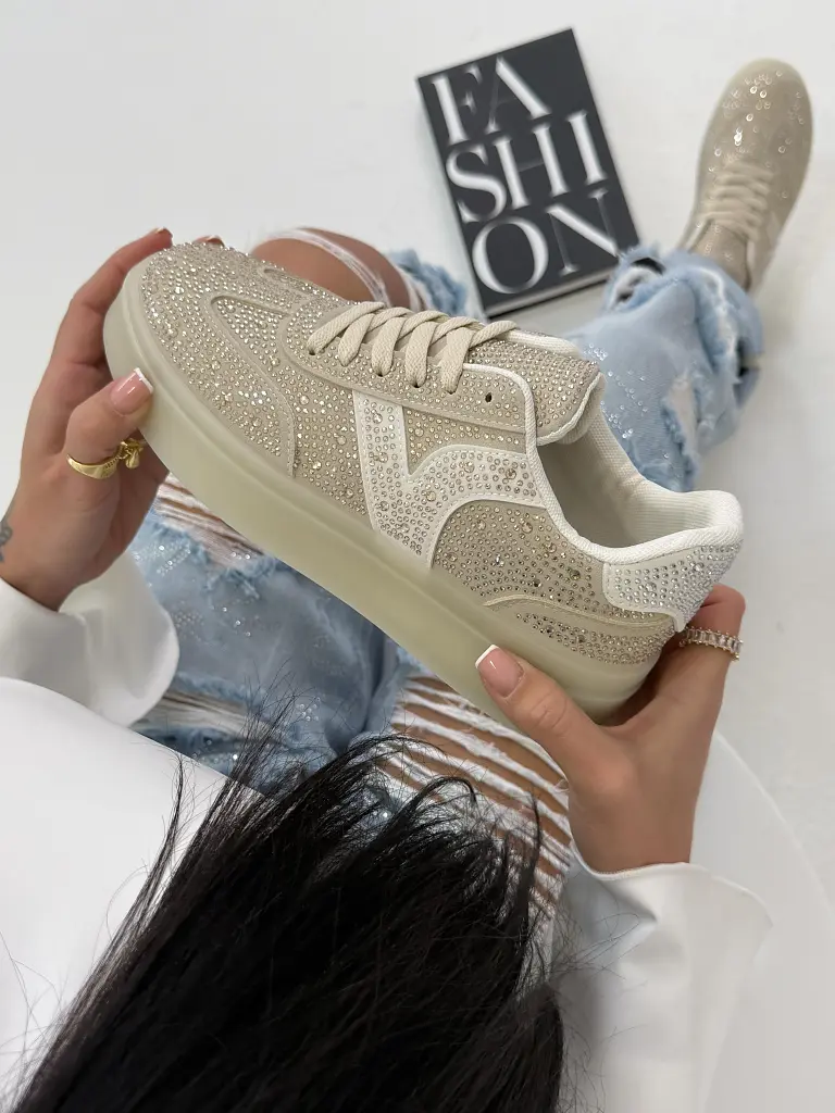 Kövekkel díszített platformos sportcipő CHILA