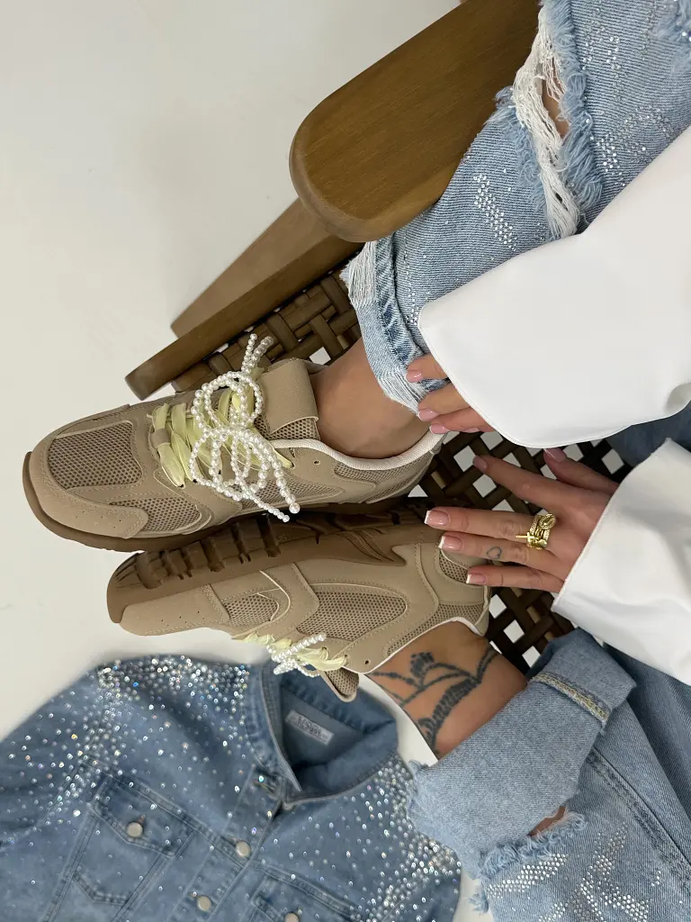 Gyöngyökkel díszített sportcipő COREY