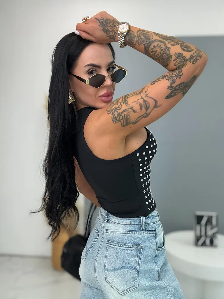 Crop-top ezüst nitttekkel díszítve BLANCA - next