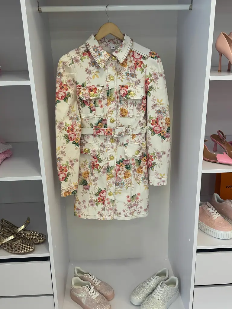 Virágmintás gombos farmerruha övvel AMELY  - next