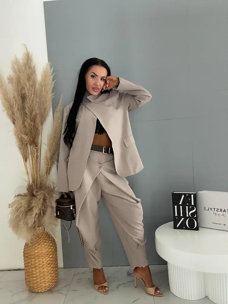 Női zakó válltöméssel CLEO