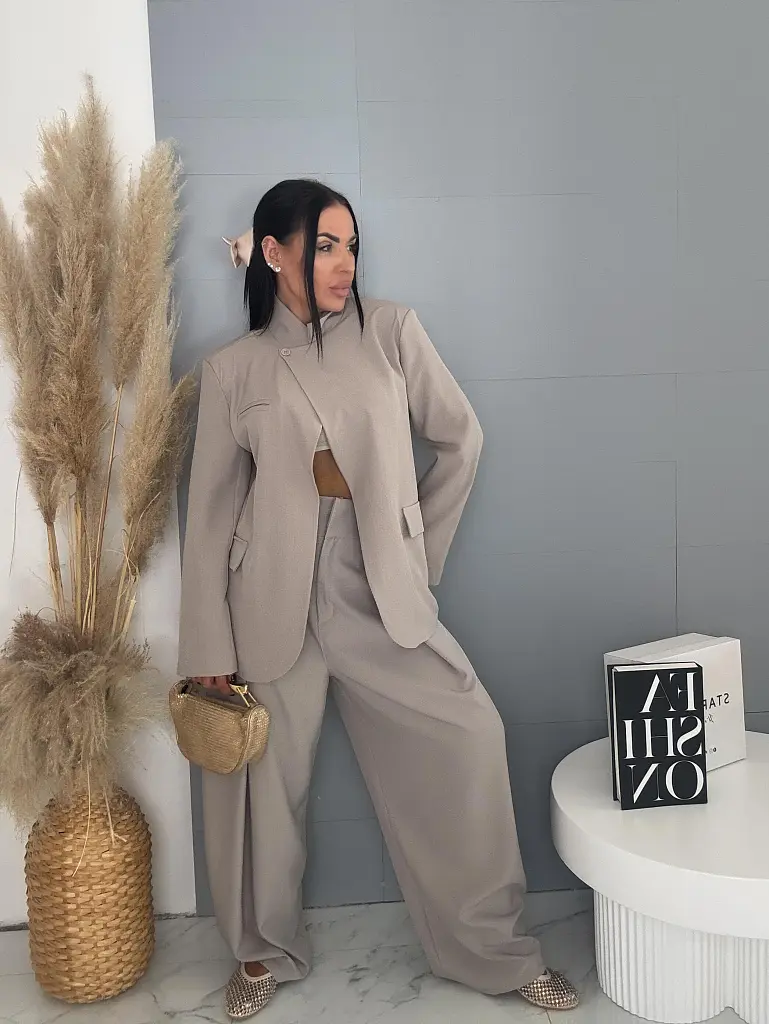 Női zakó nyak alatt 1 gombbal záródó CLEO