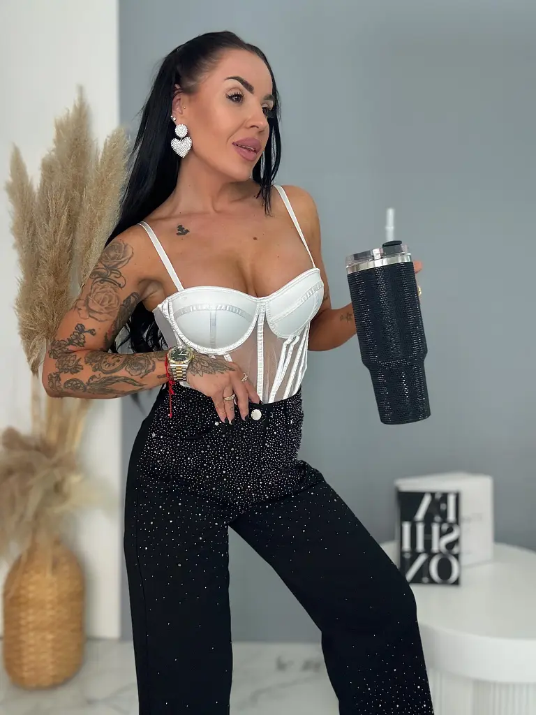 Kövecskékkel díszített magas derekú wide leg farmer BLING - next