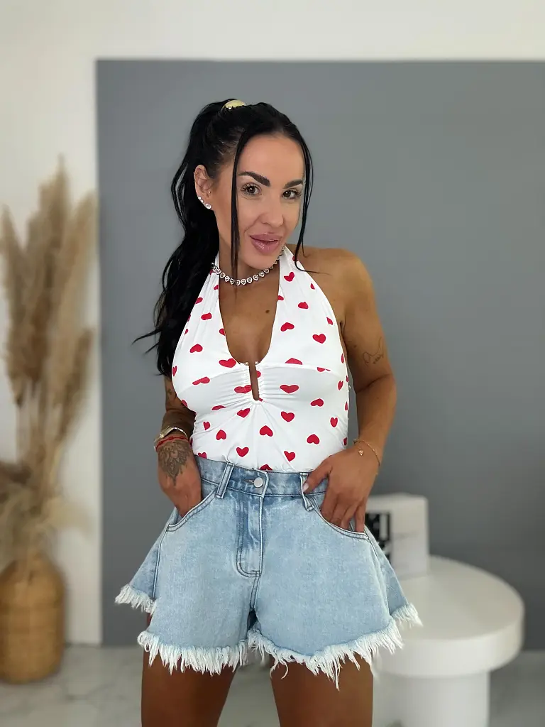 Szívecskés nyakbakötős body LOVE