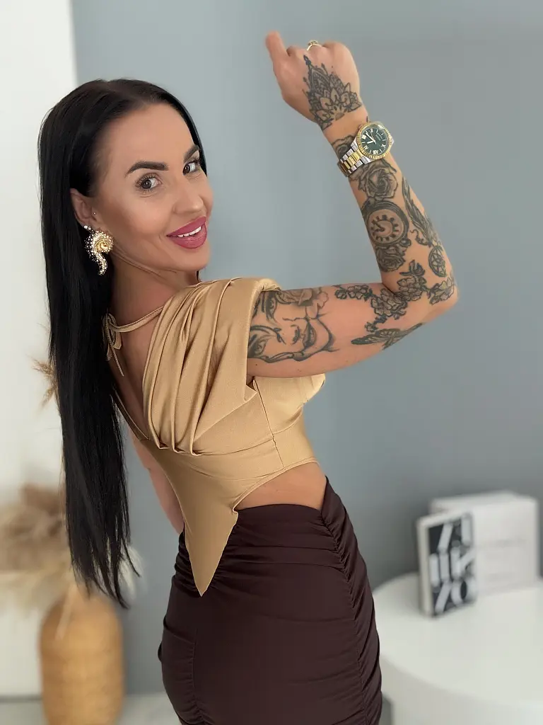 Mini ruha oldalsó ráncolással és válltöméssel LUXE - next