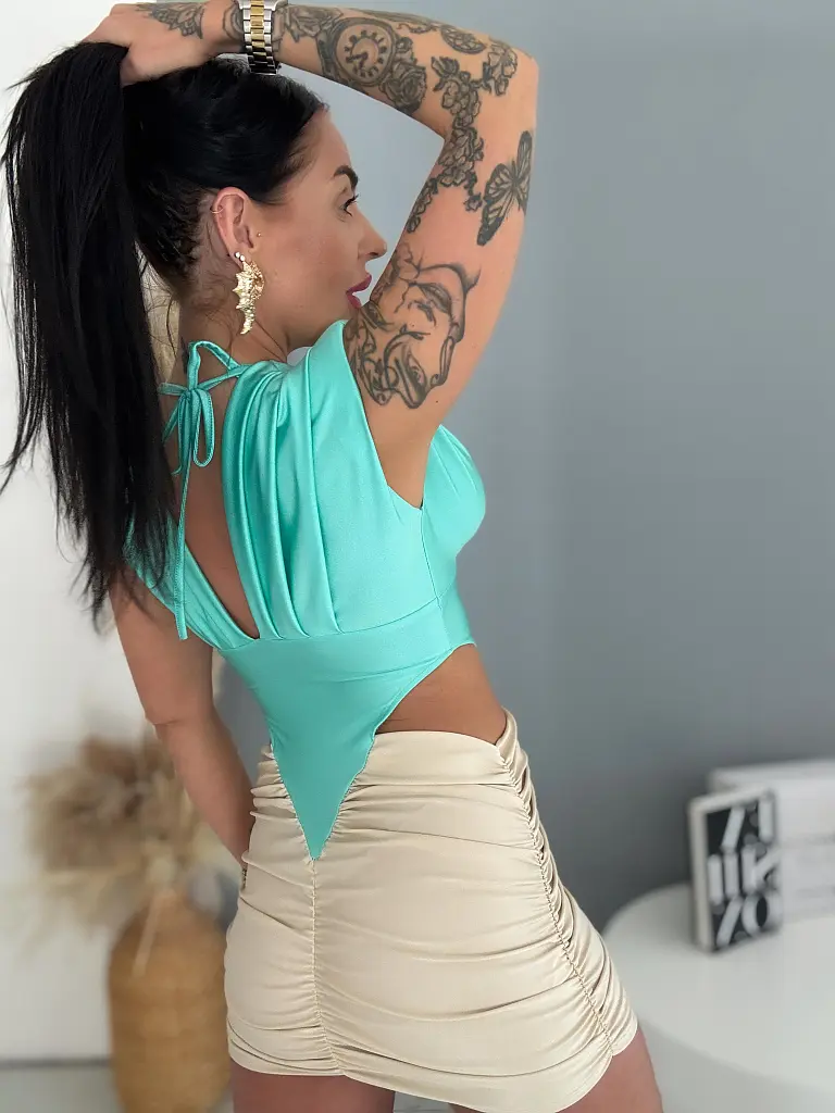 Mini ruha oldalsó ráncolással és válltöméssel LUXE - next