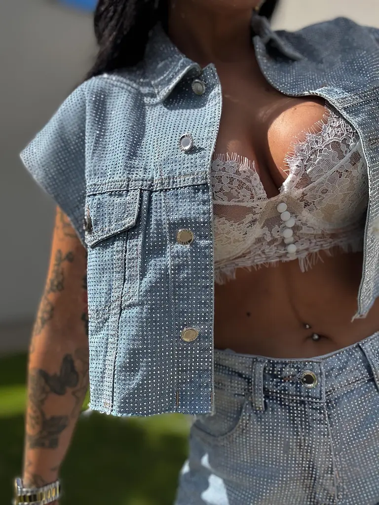 Crop denim mellény strasszkövekkel BLUE BRILLANCE - next