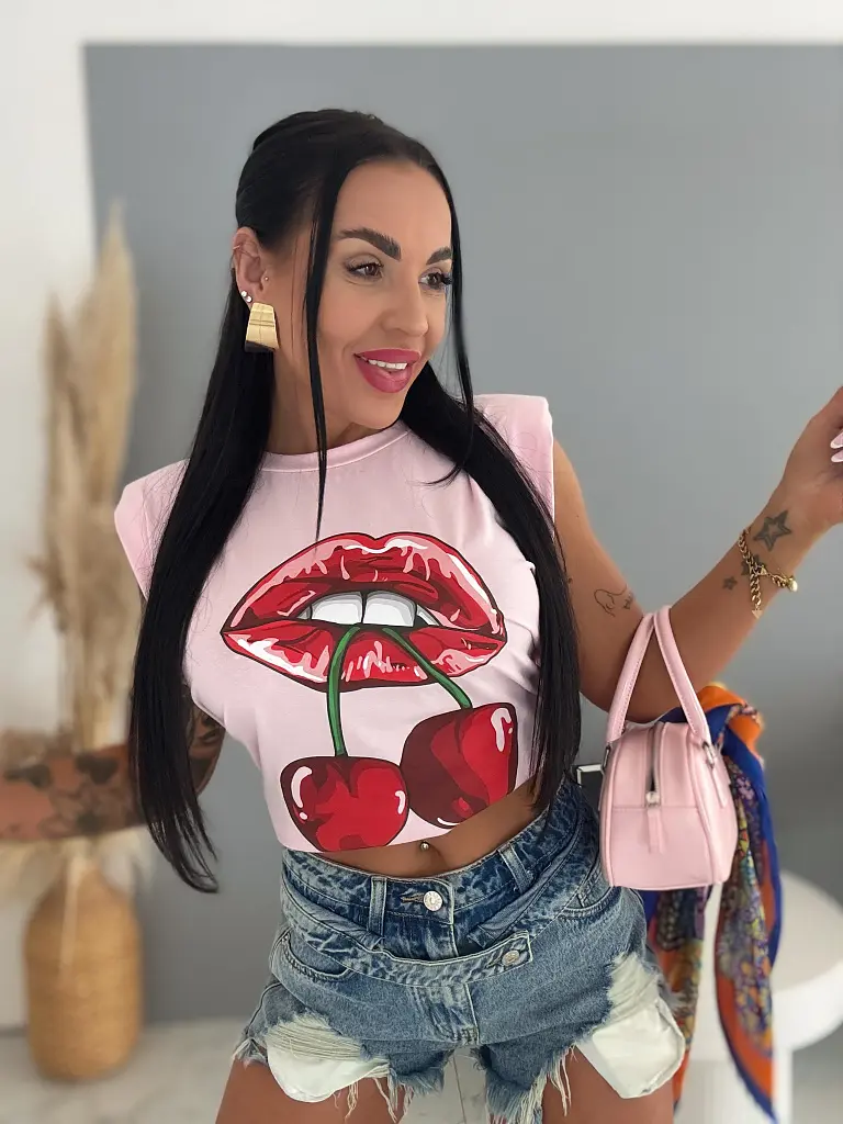 Póló vállpárnákkal és lenyomattal CHERRY