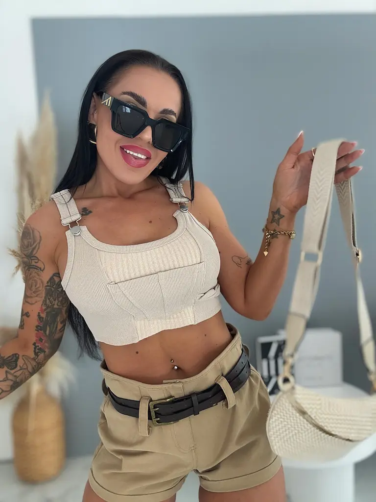 Bordázott crop top működő csatos pántokkal RIBBED - next