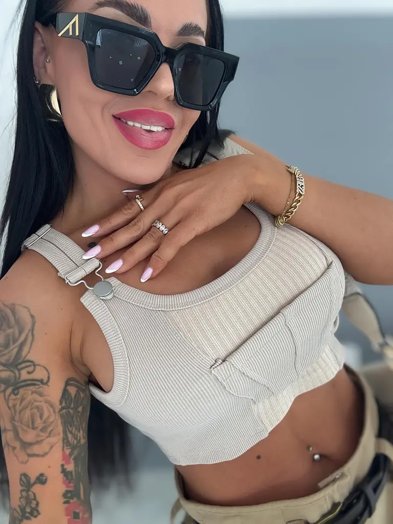 Bordázott crop top működő csatos pántokkal RIBBED
