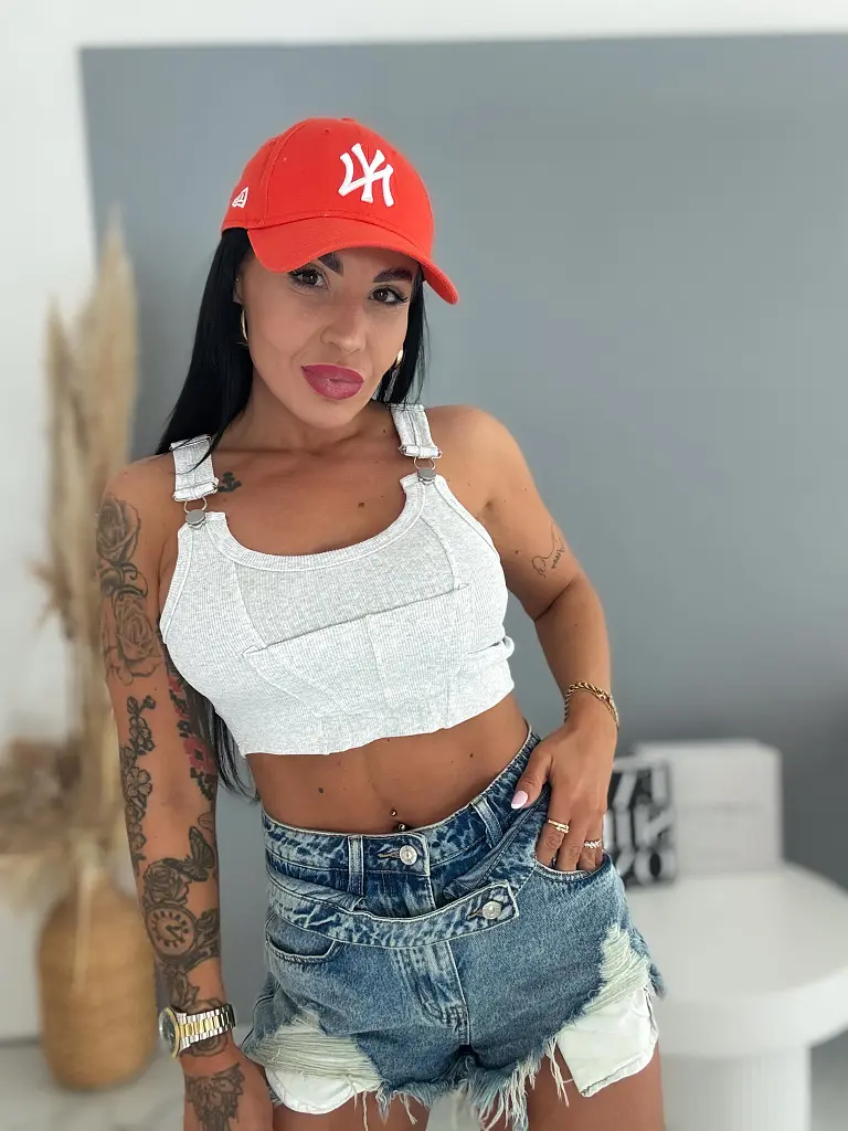 Bordázott crop top működő csatos pántokkal RIBBED - next