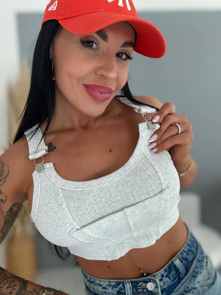 Bordázott crop top működő csatos pántokkal RIBBED