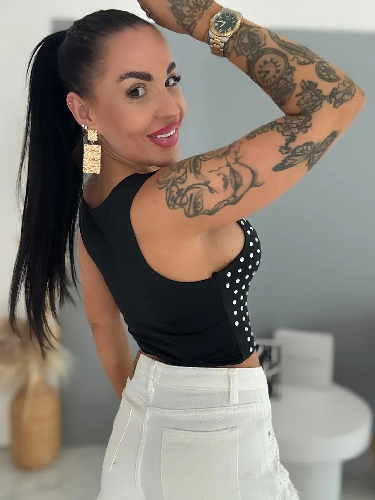 Crop-top ezüst kövekkel díszítve BLANCA - next