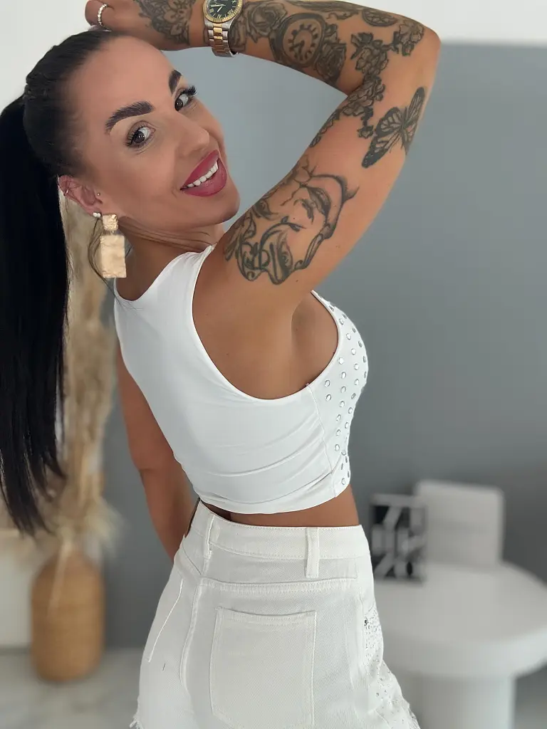 Crop-top ezüst kövekkel díszítve BLANCA - next
