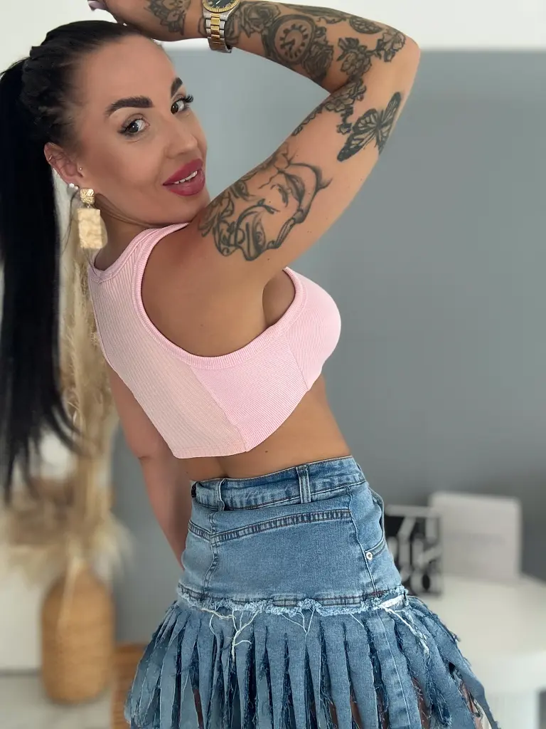 Bordázott crop top működő csatos pántokkal CAPRI - next