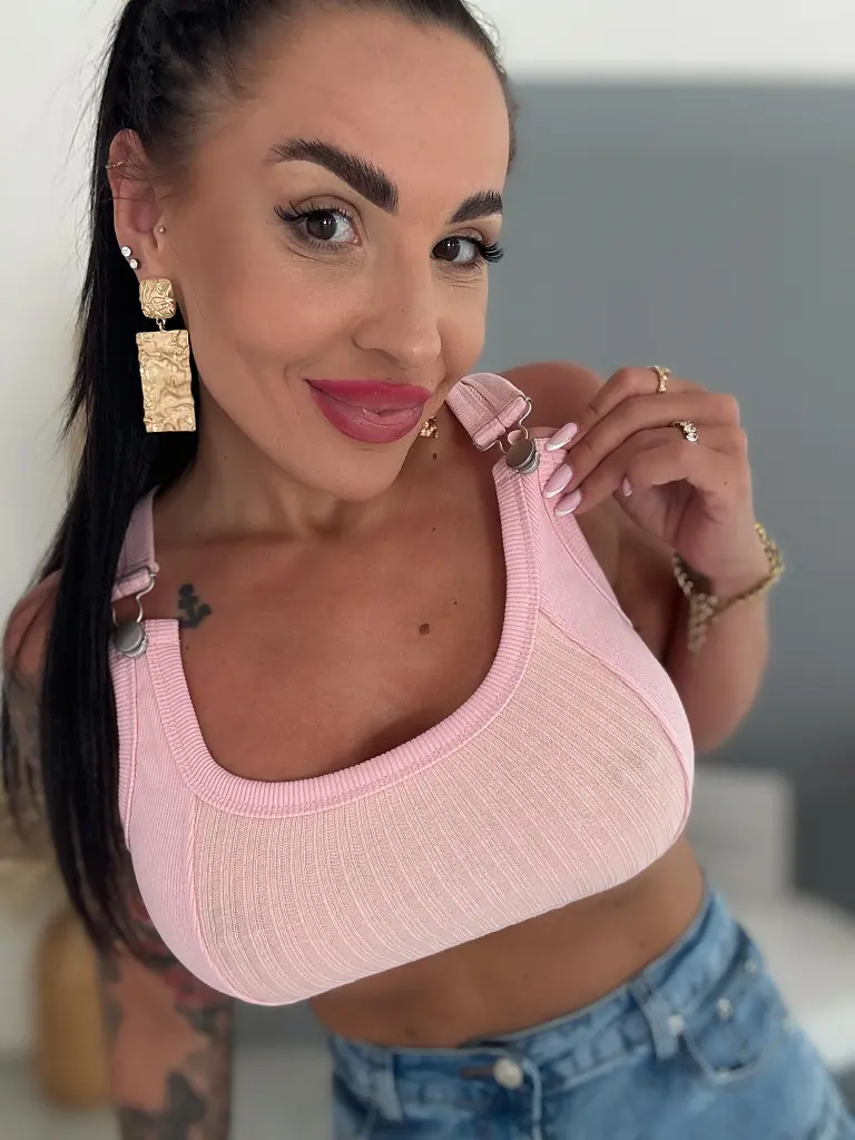 Bordázott crop top működő csatos pántokkal CAPRI