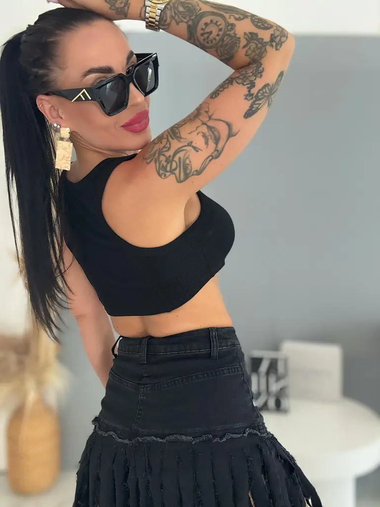 Bordázott crop top működő csatos pántokkal CAPRI - next