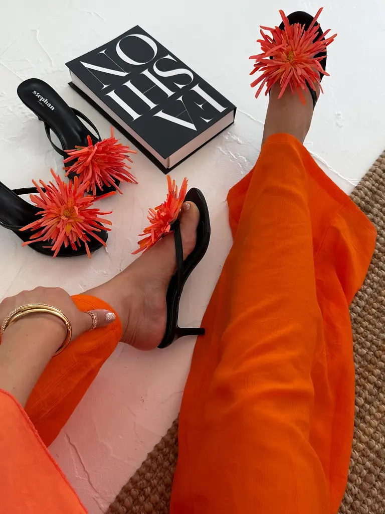Női szandál virágdísszel ORANGE - next