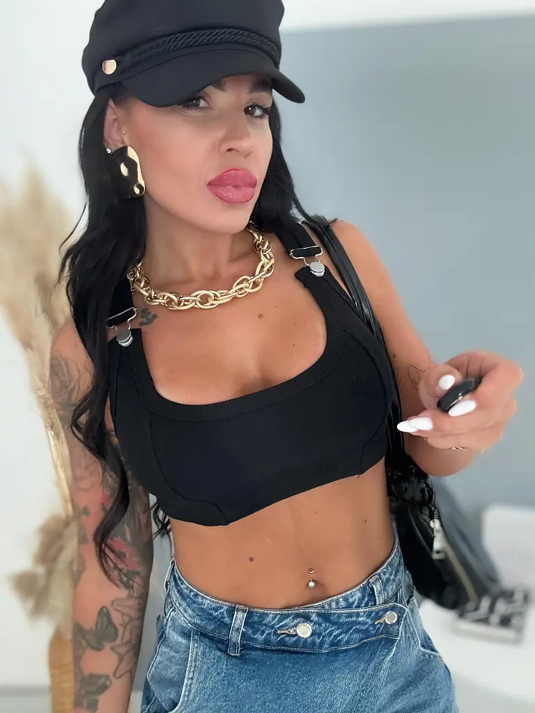 Bordázott crop top működő csatos pántokkal CAPRI