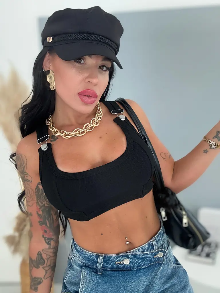 Bordázott crop top működő csatos pántokkal CAPRI - next