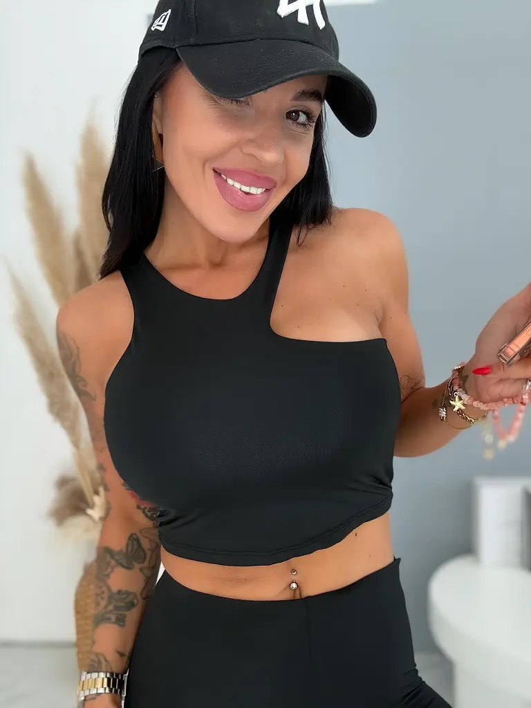 Sportos crop-top melltöméssel CARA