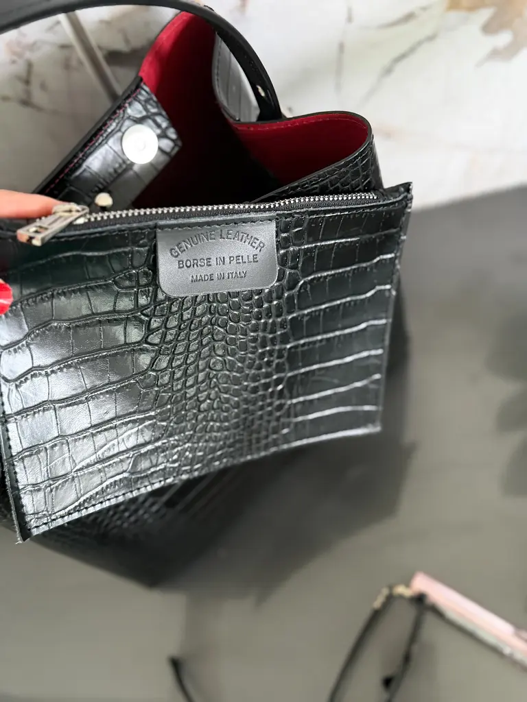 Valódi bőr kézitáska NIKA embossed hatással - next