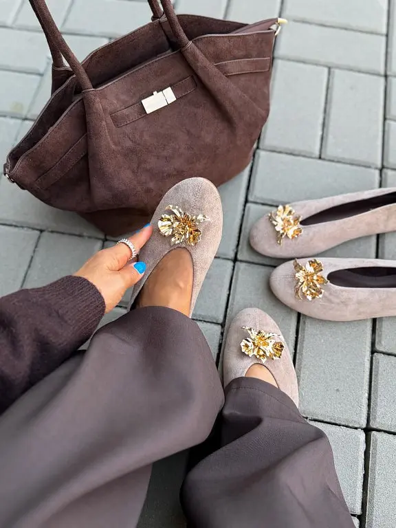 Velúr balerina cipő aranyszínű díszítéssel DORÉ